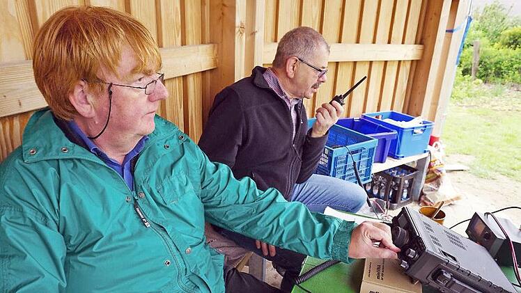 Ottmar Beierl (l.) und Notfunkreferent Uli Stöcker nehmen Kontakt zu den beteiligten Notfunkstationen auf. Foto: Richard Sänger