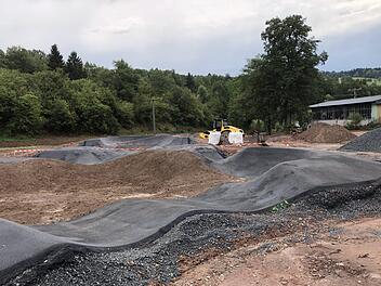 Nimmt Tag für Tag Formen an: Der neue Pumptrack in Wildflecken. Foto: Sebastian Schmitt