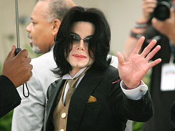 Michael Jackson stand in mehreren Prozessen wegen angeblichen Kindesmissbrauchs vor Gericht.
