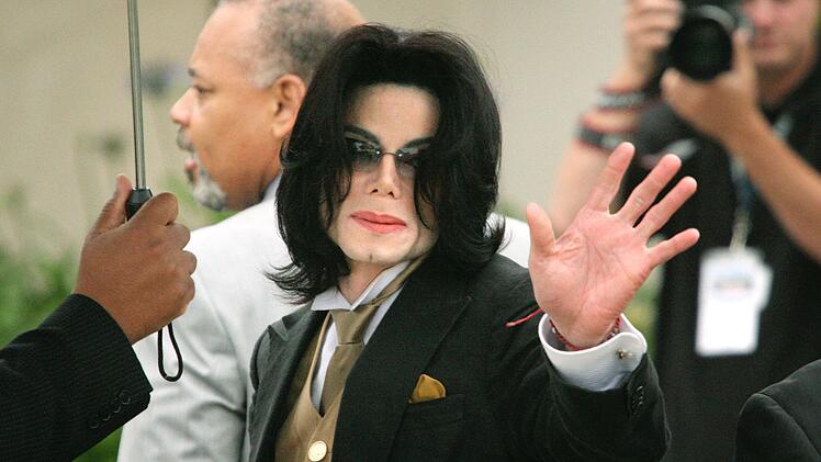 Michael Jackson stand in mehreren Prozessen wegen angeblichen Kindesmissbrauchs vor Gericht.