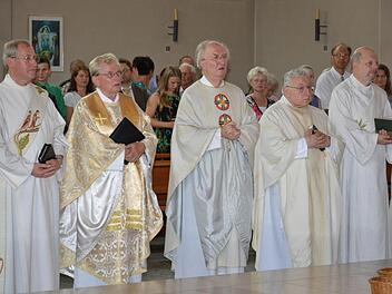 Monsignore Heinrich Schlereth (2.v.l.) und Pfarrer Hubert Wehner (Mitte) zelebrierten mit (v.l.) Diakon Michael Schlereth, Pfarrer Dr. Benno von Bundschuh und Diakon Michael Sell den Festgottesdienst.  Foto: Björn Hein