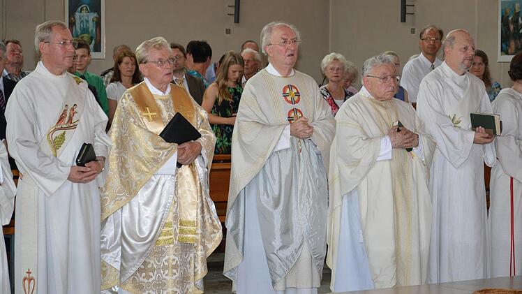 Monsignore Heinrich Schlereth (2.v.l.) und Pfarrer Hubert Wehner (Mitte) zelebrierten mit (v.l.) Diakon Michael Schlereth, Pfarrer Dr. Benno von Bundschuh und Diakon Michael Sell den Festgottesdienst.  Foto: Björn Hein