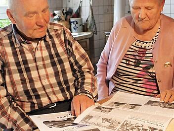 Norbert und Sieglinde Zeiß blättern in alten Unterlagen. Sie kennen Geschichte jedoch nicht nur vom Papier, sondern haben sie selbst und in ihrer Familie erlebt. Es ist auch die Geschichte von Westheim. Foto: Klaus Schmitt