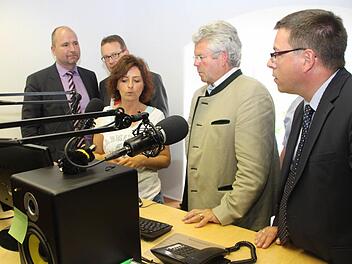 Unser Bild zeigt (von links) den neuen Direktor der Akademie der Bayerischen Presse, Robert Arsenschek, Wolfram Brehm (IHK), Sandra Meister von der Akademie für Neue Medien, MdL Baron Lerchenfeld und den Kulmbacher Akademieleiter Thomas Nagel. Foto: Alexander Hartmann