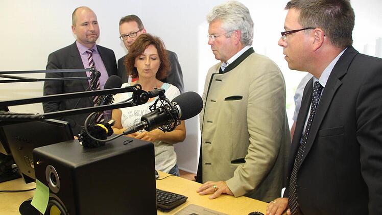 Unser Bild zeigt (von links) den neuen Direktor der Akademie der Bayerischen Presse, Robert Arsenschek, Wolfram Brehm (IHK), Sandra Meister von der Akademie für Neue Medien, MdL Baron Lerchenfeld und den Kulmbacher Akademieleiter Thomas Nagel. Foto: Alexander Hartmann