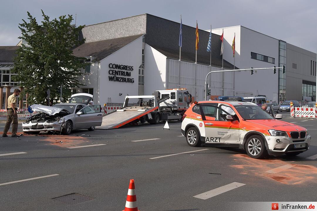 Notarztwagen verunglückt auf Einsatzfahrt