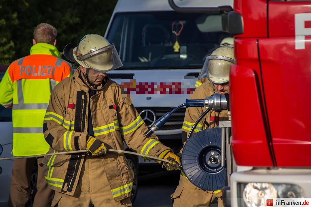 Schwerer Unfall in Fürth: Kleintransporter kracht in Kehrfahrzeug