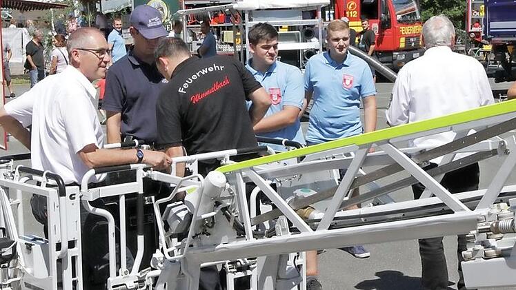 Mit der Drehleiter der FFW Forchheim ging es hoch hinaus. Der Schirmherr Bürgermeister Gerd Zimmer testete es selbst. Fotos: Mathias Erlwein