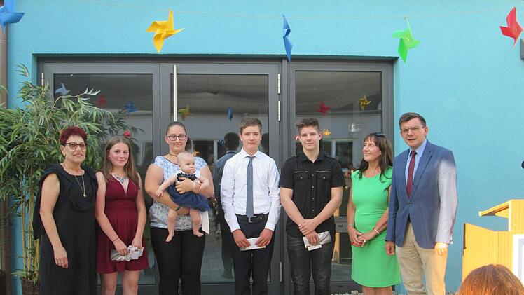 Stellvertretende Schulleiterin Monika Horcher (links) sowie Bürgermeister Armin Warmuth und Elternbeirats-Vorsitzende Astrid Mützel (von rechts) gratulierten den Klassenbesten zu deren Leistungen (von links) Eva-Maria Mützel, Hanna Szavuj, Philipp Zeller und René Röther.