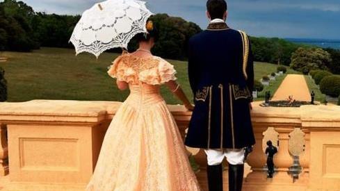 Lou Leimeister und Jerry Paramo als Victoria und Albert auf der Terrasse von Osborne-House. Das (echte) K&ouml;nigspaar kaufte das Anwesen 1845 und baute es zur Residenz aus. Zwischen den Auftritten als Coburger Werbetr&auml;ger blieb beiden am Wochenende Zeit f&uuml;r ein paar Fotos. Foto: Michael Selzer