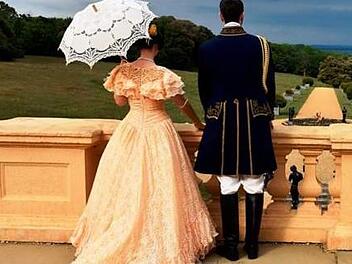 Lou Leimeister und Jerry Paramo als Victoria und Albert auf der Terrasse von Osborne-House. Das (echte) Königspaar kaufte das Anwesen 1845 und baute es zur Residenz aus. Zwischen den Auftritten als Coburger Werbeträger blieb beiden am Wochenende Zeit für ein paar Fotos. Foto: Michael Selzer