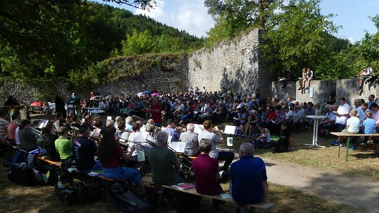 Der Gottesdienst auf der Burgruine Neideck Foto: Paul Pöhlmann