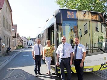 Landrat Alexander Tritthart, Zweite Bürgermeisterin Regina Bruckmann, Busunternehmer Werner Vogel und sein Betriebsleiter Damian Breuer (von links) probten gestern in Lonnerstadt den Einstieg.  Foto: Andreas Dorsch