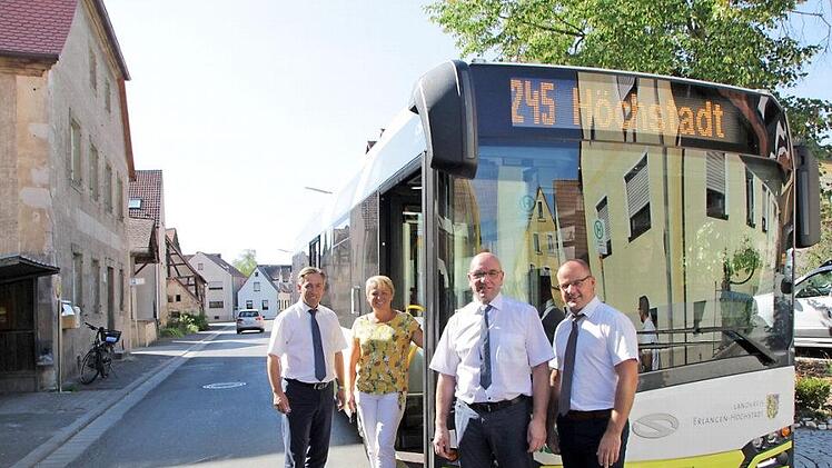 Landrat Alexander Tritthart, Zweite Bürgermeisterin Regina Bruckmann, Busunternehmer Werner Vogel und sein Betriebsleiter Damian Breuer (von links) probten gestern in Lonnerstadt den Einstieg.  Foto: Andreas Dorsch