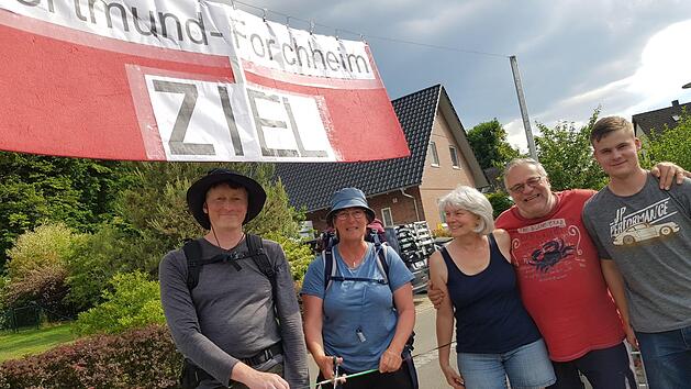 Das Wander-Paar Christian Kotz-Pollkl&auml;sener und Bettina Pollkl&auml;sener (links) auf der Ziellinie: In Kersbach wurden die Wanderer aus Dortmund von Gabriele Kotz, Karl-Heinz Grei&szlig; und deren Sohn Jonas empfangen. Fotos: Ekkehard Roepert
