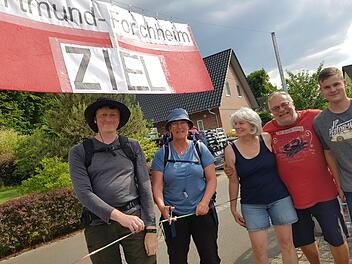 Das Wander-Paar Christian Kotz-Pollkläsener und Bettina Pollkläsener (links) auf der Ziellinie: In Kersbach wurden die Wanderer aus Dortmund von Gabriele Kotz, Karl-Heinz Greiß und deren Sohn Jonas empfangen. Fotos: Ekkehard Roepert