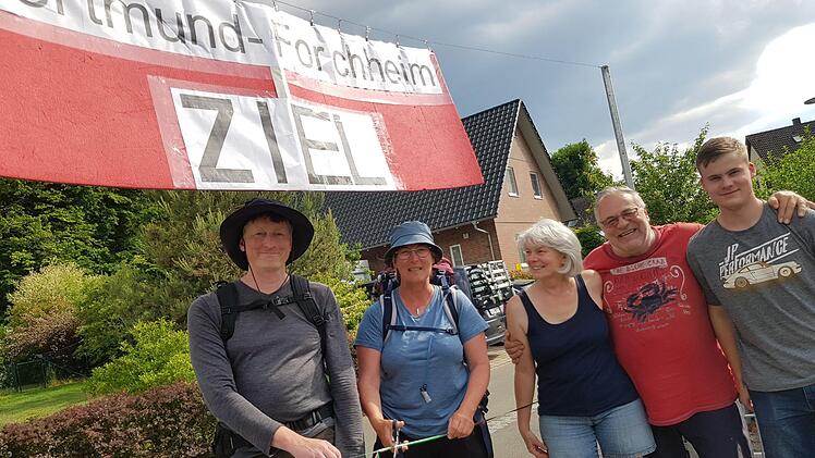 Das Wander-Paar Christian Kotz-Pollkläsener und Bettina Pollkläsener (links) auf der Ziellinie: In Kersbach wurden die Wanderer aus Dortmund von Gabriele Kotz, Karl-Heinz Greiß und deren Sohn Jonas empfangen. Fotos: Ekkehard Roepert