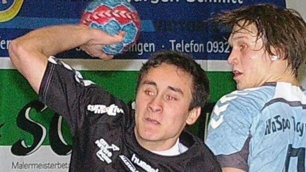 Rödelsees Nachwuchsspieler Franz-Xaver Hetterich setzt sich gegen seinen Gegenspieler durch. Foto: Krumpholz