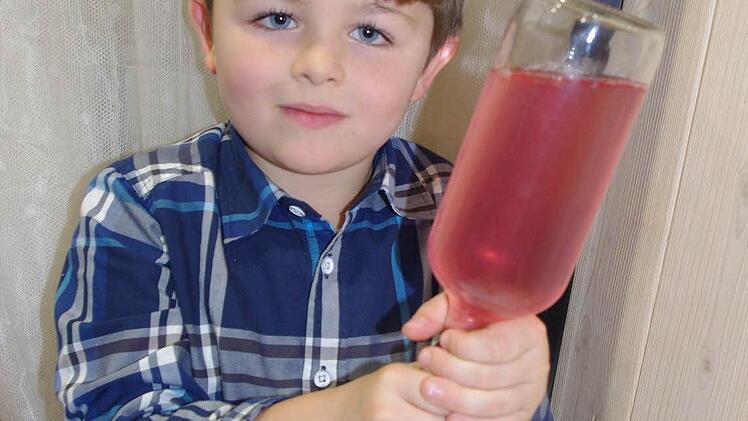 Max entfacht einen Wirbelsturm in der Flasche.  Foto: Heike Schülein