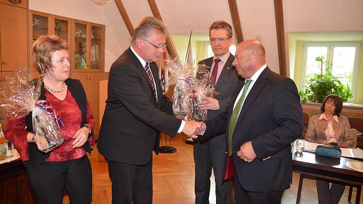 Verabschiedung von drei Ratsmitgliedern. Von links Monika Putz (Ortssprecherin Burkersdorf), Bürgermeister Herbert Schneider, Hans Rebhan (nach 36 Jahren in der Gemeindepolitik) und Wolfgang Reuter. Foto: Karl-Heinz Hofmann