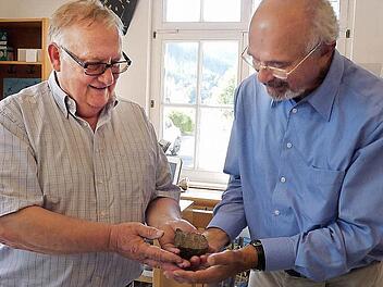 Ein wertvolles Fundstück kehrt heim: Gerhard Korn übergibt den Erzklumpen im Schiefermuseum Ludwigsstadt an Martin Weber. Foto: Oswald Freitag
