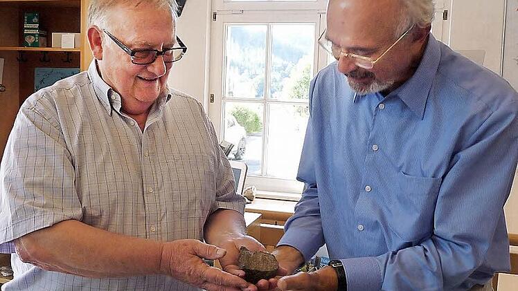 Ein wertvolles Fundstück kehrt heim: Gerhard Korn übergibt den Erzklumpen im Schiefermuseum Ludwigsstadt an Martin Weber. Foto: Oswald Freitag