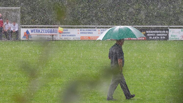 Vorsichtung des Platzes - unter Umständen hätte ja wieder angepfiffen werden können. Foto: Heinrich Weiß