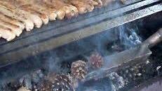 Kühle (Kiefernzapfen) unterm Rost.