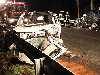 Nach den Ermittlungen der Staatsanwaltschaft Bayreuth steht fest, dass die getötete 27-jährige Fahrerin eines weißen Renault Twingo aus dem Landkreis Kronach den schweren Verkehrsunfall kurz vor Weihnachten bei Kirchleus verursacht hat. Foto: Stephan Tiroch