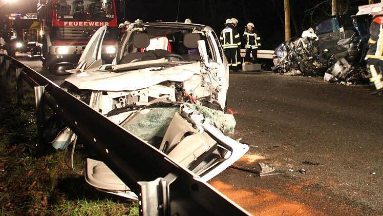 Nach den Ermittlungen der Staatsanwaltschaft Bayreuth steht fest, dass die getötete 27-jährige Fahrerin eines weißen Renault Twingo aus dem Landkreis Kronach den schweren Verkehrsunfall kurz vor Weihnachten bei Kirchleus verursacht hat. Foto: Stephan Tiroch
