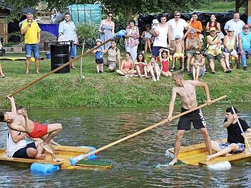 Spektakuläre Duelle gab es beim Fischerstechen auf dem kleinen Teich in Eicha. Foto: Michael Stelzner