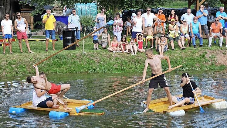 Spektakuläre Duelle gab es beim Fischerstechen auf dem kleinen Teich in Eicha. Foto: Michael Stelzner