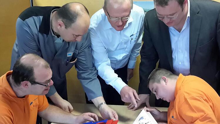 Zwei selbst gefertigte Uhren sind der Stolz der Praktikanten Severine Schmickt (vorne, rechts) und Christoph Marx (vorne, links). Die Arbeiten ihrer Schützlinge begutachten (vorne, links) Johannes Kunkel, Lutz Schäfer und Thomas Porkristl. Fotos: Rolf Pralle