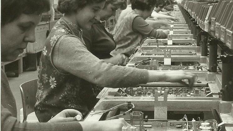 Wichtiger Beitrag zur Wirtschaftsgeschichte im Landkreis Kronach durch Gerd Fleischmann. Blick in die Montagehalle von Loewe Opta im Jahr 1970.  Foto: Gerd Fleischmann