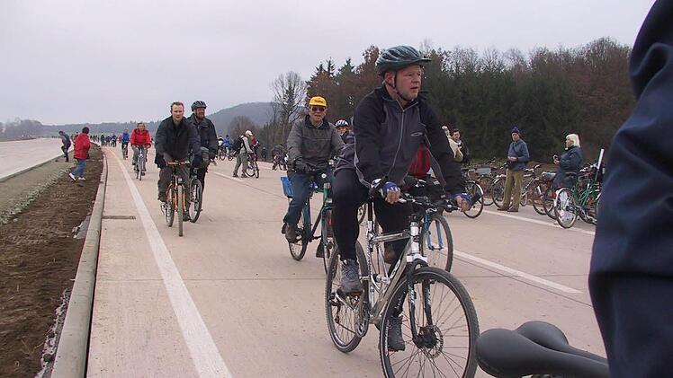 Radfahren auf der A 71 war beliebt: Während der Bauphase tummelten sich Spaziergänger und Radfahrer auf der im Bau befindlichen Autobahn vor allem am Wochenende. Es gab auch einen offiziellen Radfahr-Termin (Bild oben): Am Sonntag, 6. November 2005, radelten Tausende zwischen den Anschlussstellen Mellrichstadt und Meiningen Süd. Foto: Paul Ziegler