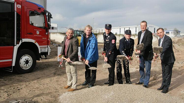 Bürgermeister Ludwig Nagel, Fred Bauereiß, Vorsitzender der Freiwilligen Feuerwehr Hemhofen, Stefan Richter, Kommandant der Freiwilligen Feuerwehr Zeckern, Manfred Körner, Ehrenkommandant der Freiwilligen Feuerwehr Hemhofen, Architekt Norbert Thiel und Landrat Alexander Tritthart (v. l.) nahmen den Spatenstich vor. Foto: Sylvia Hubele