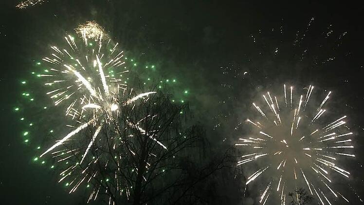 Zu den größten Attraktionen zu Silvester zählte das Feuerwerk im Georgi-Park.  Foto: Sebastian Schmitt