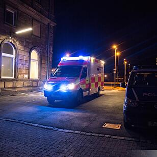 21-Jähriger bekommt Stromschlag und geht in Flammen auf