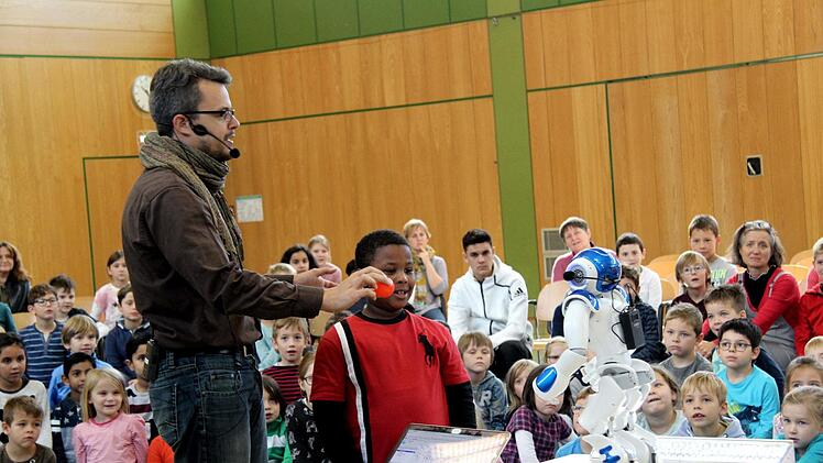 Der Pulli hat ein anderes Rot und Nano ist ratlos