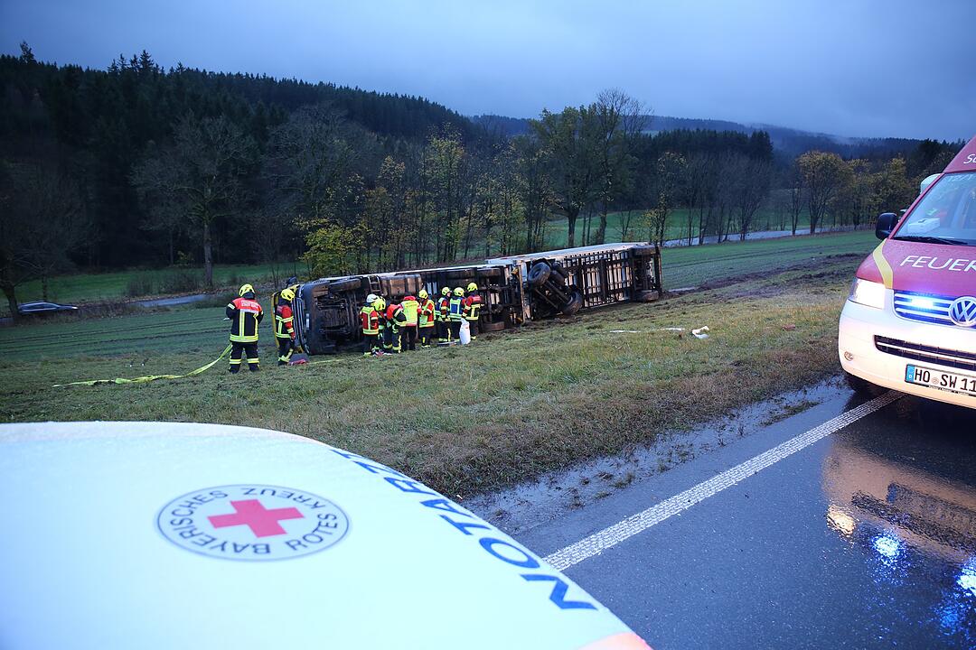Lkw in Oberfranken kippt um - Fahrer eingeklemmt