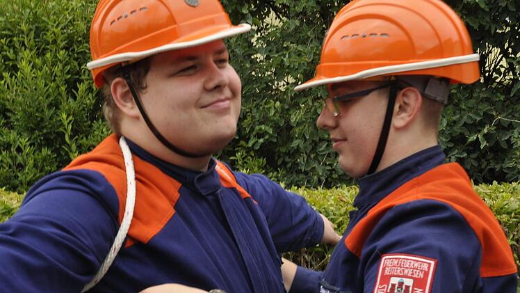 Mit 21 Jugendlichen, wie hier Christoph Kiesel und Manuel Sauer (von links) hatte die Feuerwehr Reiterswiesen im vergangenen Jahr eine starke Jugendgruppe, die sich auch bei Wettkämpfen bewährte. Peter Klopf