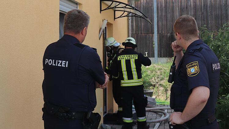 Ein Feuerwehrmann betritt das Haus mit Atemschutzgerät.   Foto: Johanna Blum