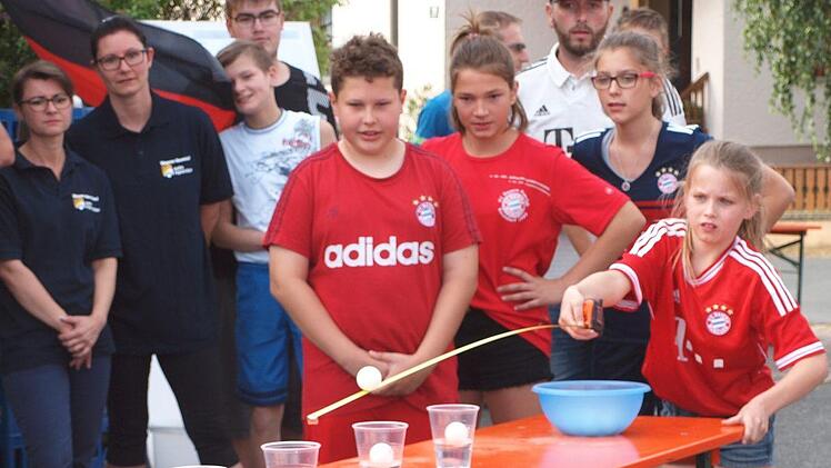 Mit Hilfe eines schmalen Maßbandes lässt hier ein Mädchen der Reundorfer Kids einen kleinen Ball in das dritte Wasserglas rollen. Foto: Alfred Thieret