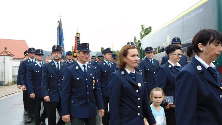 Mit einem Festzug begannen die Feierlichkeiten der Weißenoher Wehr.  Fotos: Petra Malbrich