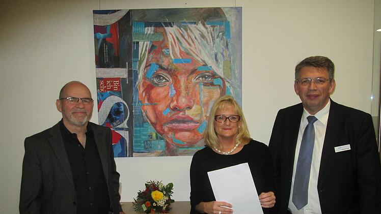 Thomas Ottenweller, Kulturmanagerin Astrid Hedrich-Scherpf und Filialdirektor Johannes Wagenpfahl bei der Vernissage.Foto: Winfried Ehling
