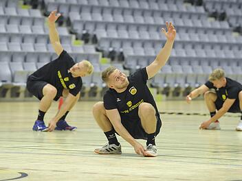 Dieser Weg wird kein leichter sein! Den Profis des Handball-Zweitligisten HSC 2000 Coburg - im Vordergrund Lukas Wucherpfennig und links Neuzugang Andreas Schröder vom Erstligisten HC Erlangen - stehen anstrengende Wochen bis zum Saisonstart bevor. Fotos: Hagen Lehmann