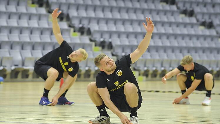Dieser Weg wird kein leichter sein! Den Profis des Handball-Zweitligisten HSC 2000 Coburg - im Vordergrund Lukas Wucherpfennig und links Neuzugang Andreas Schröder vom Erstligisten HC Erlangen - stehen anstrengende Wochen bis zum Saisonstart bevor. Fotos: Hagen Lehmann