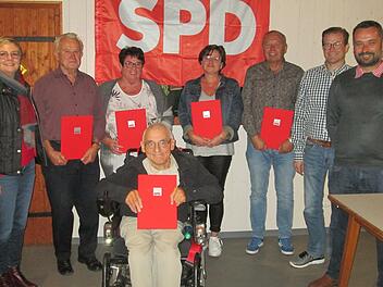 MdB Sabine Dietmar (links) sowie Ortsvorsitzender Alexander Porkristl ( von rechts) und Kreisvorsitzender Norbert Schaub dankten den Gründungs- und langjährigen SPD-Mitgliedern für ihre Treue (ab 2.v. l.) Alfons und Rosemarie Schmitt, Robert Nies, Anja Kirchner und Jürgen Englert.