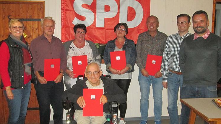 MdB Sabine Dietmar (links) sowie Ortsvorsitzender Alexander Porkristl ( von rechts) und Kreisvorsitzender Norbert Schaub dankten den Gründungs- und langjährigen SPD-Mitgliedern für ihre Treue (ab 2.v. l.) Alfons und Rosemarie Schmitt, Robert Nies, Anja Kirchner und Jürgen Englert.