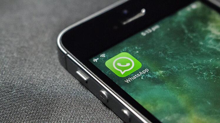 Für Betrüger*innen ist WhatsApp eine Möglichkeit, ihre hinterlistigen Methoden einzusetzen.